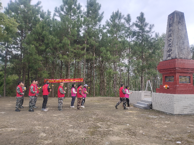 周陂镇开展“缅怀革命先烈 传承红色基因”清明祭扫活动.jpg