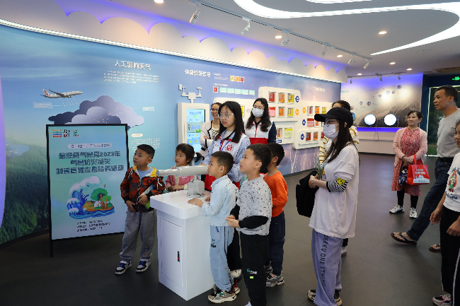 图为:县气象局志愿者在给观众们演示人工增雨作业(县气象局 陈虓韵 摄).JPG