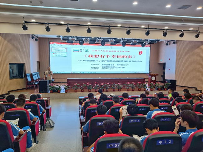 观看禁毒电影 护航无“毒”青春.jpg