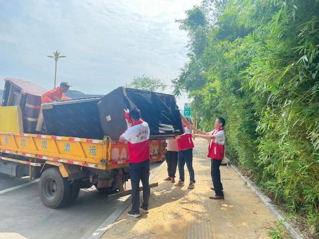 23网格:清理垃圾 整治环境 网格在行动.jpg