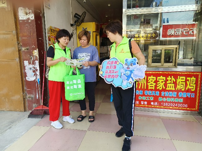 翁源县:禁毒宣传走基层进商铺 毒品知识入民心人安心.jpg