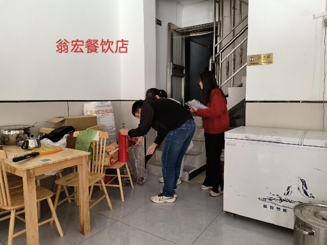 新江镇开展店铺安全检查行动.jpg