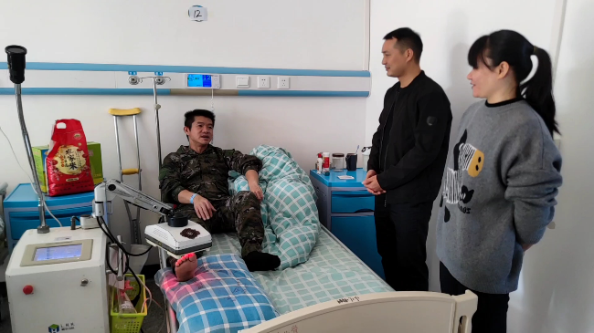 龙仙镇:关心关爱受伤住院的退役军人.png