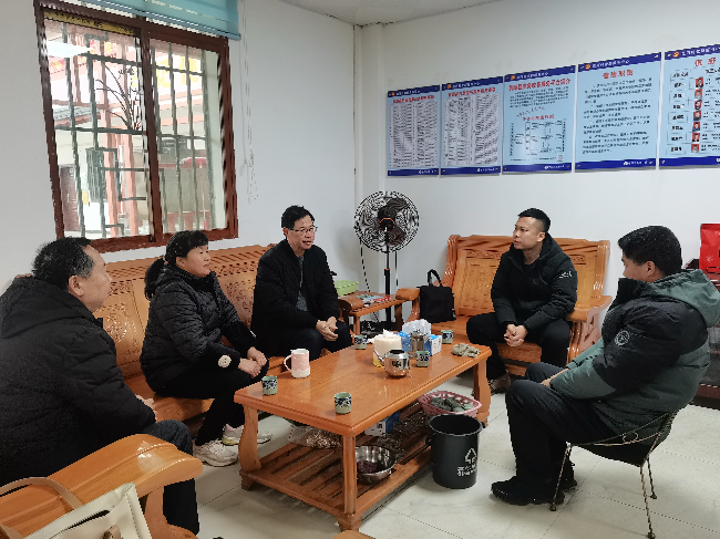 县总工会领导到挂钩村调研“百千万工程”推进情况.jpg