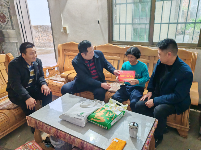 迎春送温暖 岁寒情更深.jpg