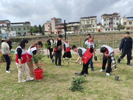 翁城镇:植树添新绿 新年谱新篇.png