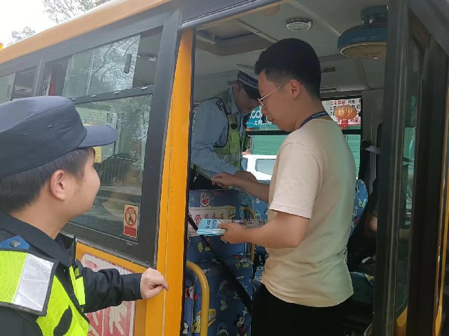 新江镇:开展校车安全检查 全力消除安全隐~1.jpg