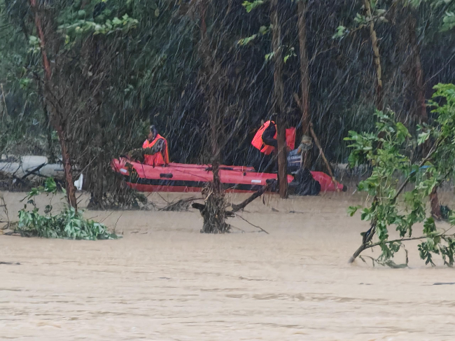 翁源县启动防汛Ⅱ响应,全力投入抢险救援工作2.jpg