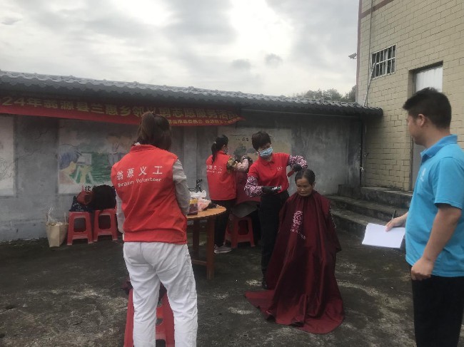 坝仔镇礼岭村开展“关爱老人,爱心义剪”暨政策宣传志愿服务活动.jpg