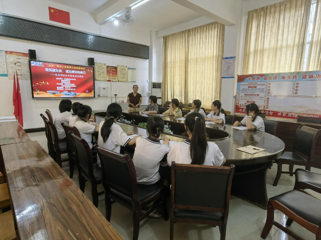 铁龙镇开展“做美丽女孩 遇见更好的自己”团辅活动.png