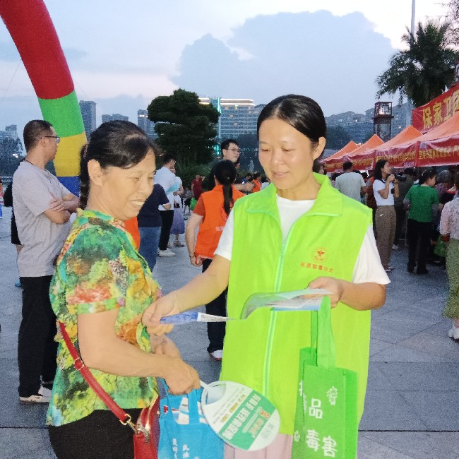 翁源县:扫黑除恶进广场 禁毒知识齐宣传.jpg