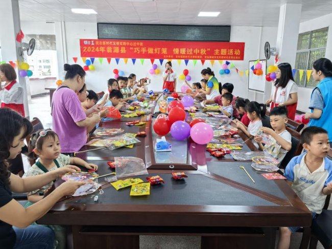 龙仙镇城东社区开展“巧手做灯笼 情暖过中秋” 主题活动.png