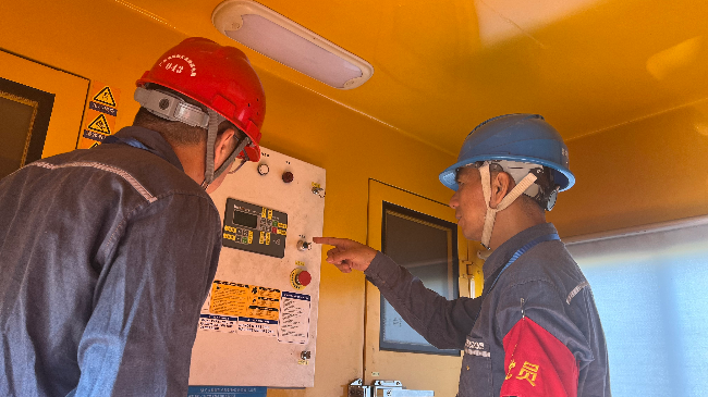 检查发电车运行情况。林海彬 摄.jpg