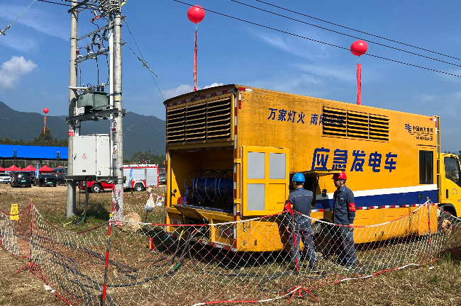 调试应急发电车。林海彬 摄.jpg