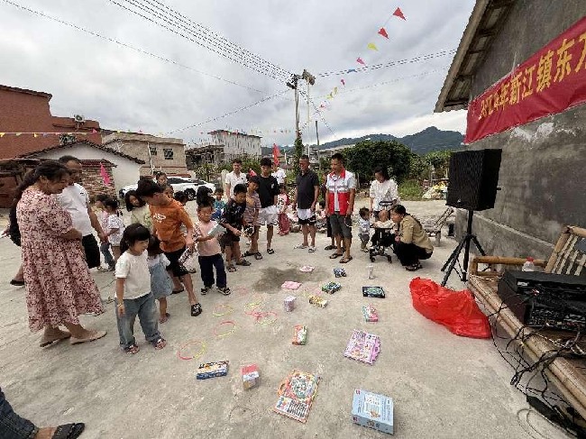新江镇东方村举办趣味套圈活动.jpg