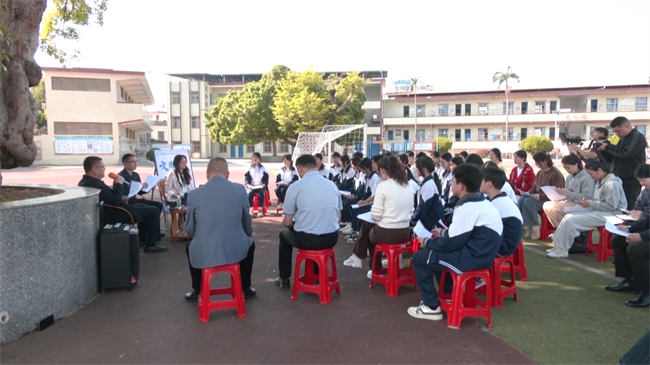 “文明翁源大家谈”系列活动第八期走进尚同中学 古榕树下谈尚同精神(改).mp4_20250325_191927.027.jpg