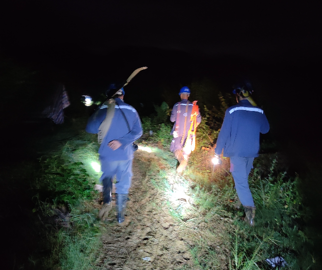 凌晨跋山涉水排查故障。沈良 摄.jpg