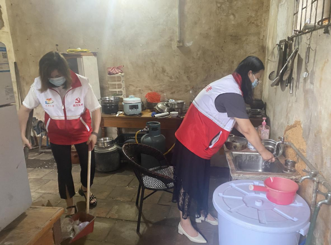 龙仙镇城南社区联合心连心公益协会开展“暖心敲门”行动 精准帮扶独居患病老人.png