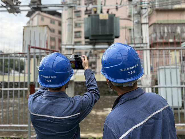 对高考考场的变压器进行巡视消缺,确保高考用电安全稳定。刘颖 摄.jpg