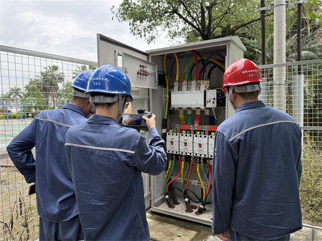 对高考考场的电力设备进行红外测温。刘颖 摄.jpg