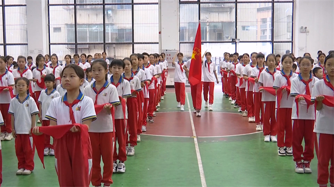 翁源县举行2025年“牢记党的教导 争做强国少年”少先队新队员示范性入队仪式.mp4_20250604_183641.508.jpg