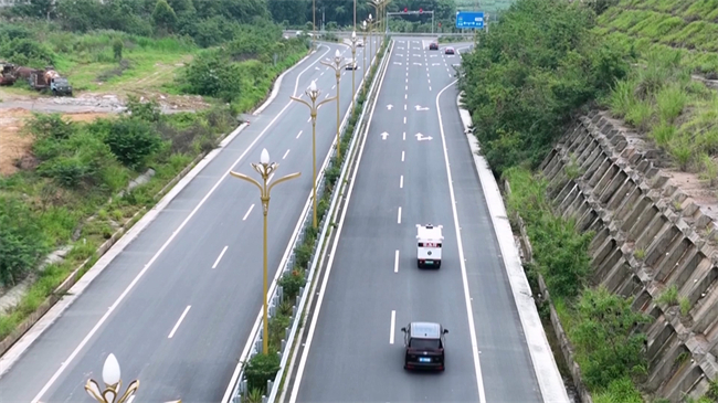 韶关市首辆低速无人驾驶物流装备在翁源县试运营.mp4_20250606_181107.624.jpg