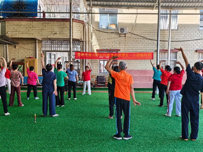 6月11日,翁源县“银耀滃江”老干部志愿服务队太极拳分队到城东社区开展公益教学活动4.jpg