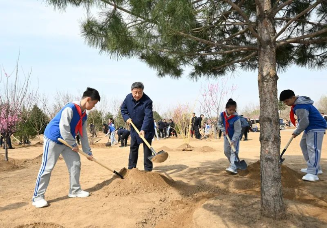 2025年4月3日,习近平总书记来到北京丰台区永定河畔参加首都义务植树活动。