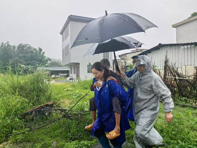 龙仙镇:巾帼不让须眉 柔肩勇担重任——记龙仙镇新尧村妇联主席黄考娣防汛救灾先进事迹.png
