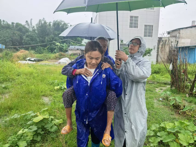 龙仙镇:巾帼不让须眉 柔肩勇担重任——记龙仙镇新尧村妇联主席黄考娣防汛救灾先进事迹2.png