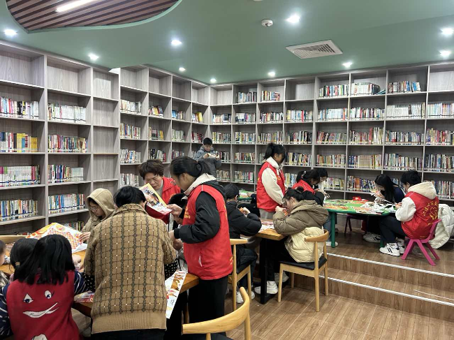 周陂镇新时代文明实践所在风度书屋开展“巧手制鱼灯 欢喜迎新春”活动1.png