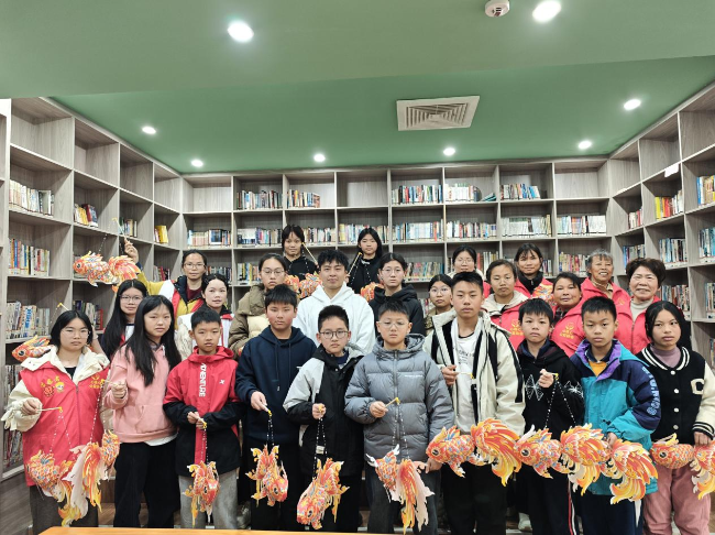 周陂镇新时代文明实践所在风度书屋开展“巧手制鱼灯 欢喜迎新春”活动2.png