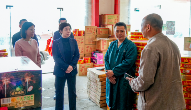 钟真调研督导值班值守、森林防灭火、烟花爆竹经营安全等工作