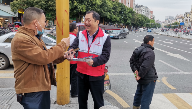 2023.4.26 翁源县总工会开展职业病防治法宣传活动照片 1.jpg