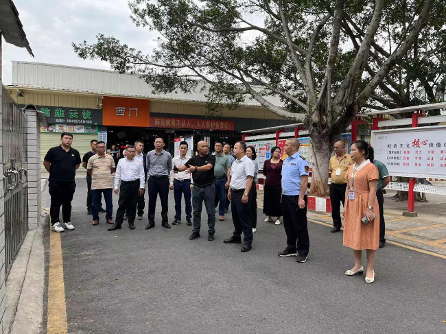 何茂文调研县城农贸市场周边环境整治工作.jpg