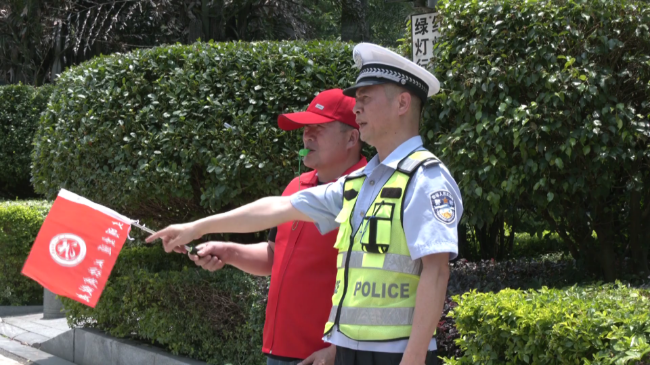 翁源县公安交警联合志愿者开展文明交通劝导[00_01_04][20230522-170738].png