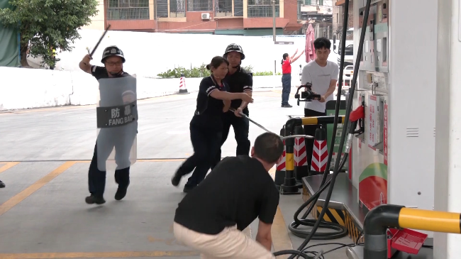 翁源县举行“优化服务 平安加油”.mp4_20230615_175010.828.jpg