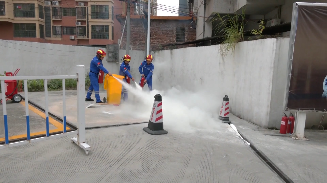 翁源县举行“优化服务 平安加油”.mp4_20230615_175028.595.jpg