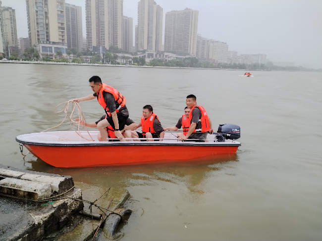 县人武部开展轻舟集训 备战防汛抢险.jpg