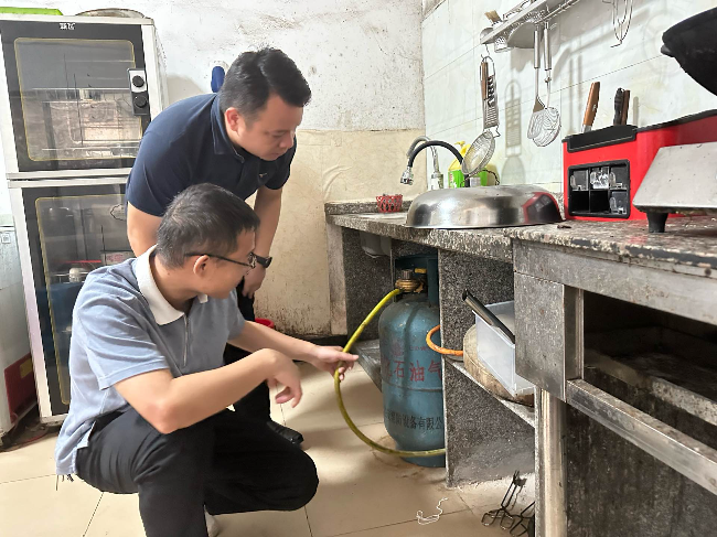 刘镇、张委 检查煤气.jpg