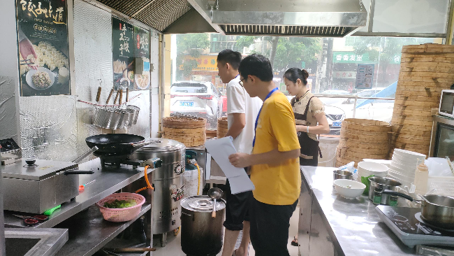 2023年6月23日官渡镇开展燃气安全隐患排查 (1).jpg