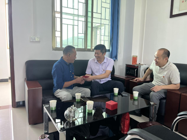 龙仙镇：情系老党员，关怀暖心间.png