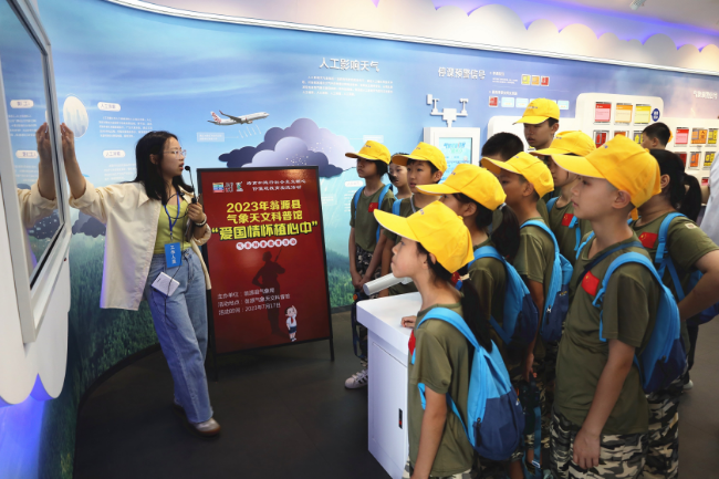 图为：“爱国情怀植心中”气象科普教育活动现场（县气象局 卢美兰 摄）.JPG