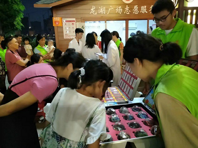 翁源县：禁毒宣传进广场 公益义诊来帮忙.jpg