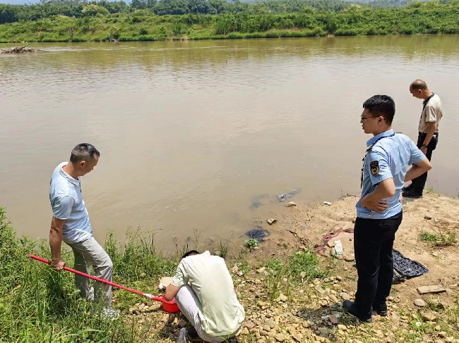 韶关市生态环境局翁源分局深入滃江流域开展水生态环境质量排查检查工作.jpg