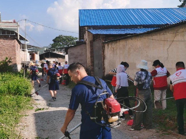 【我为群众办实事】第五网格开展“清除杂草，美化环境”志愿服务活动.jpg