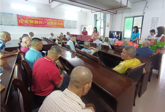 坝仔镇开展“庆金秋满月 迎盛世华诞”主题爱心慰问活动.png