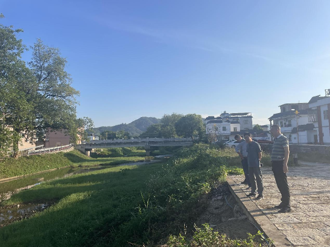 县水务局到江尾镇开展河湖环境.png
