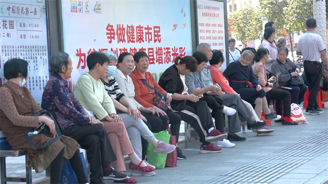 便民！翁源县心连心公益协会为公交站台捐赠爱心座椅.mp4_20231025_183146.868.jpg