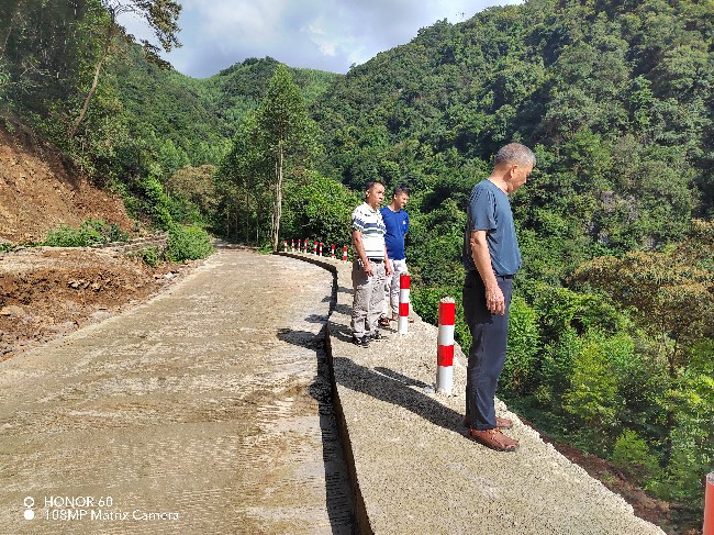 修路惠民，新江镇东方村这条“揪心路”变“安心路”.jpg